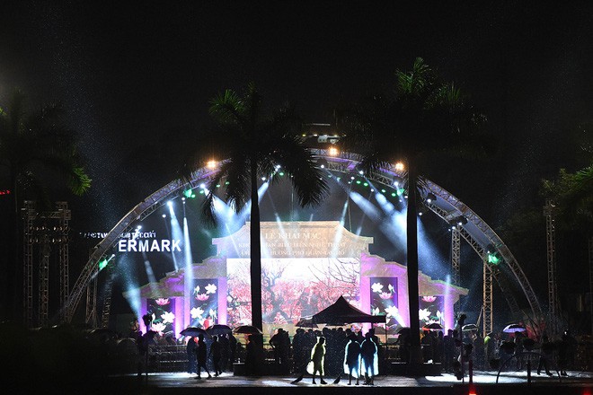 Người lớn, trẻ nhỏ Hà Nội đội mưa khai trương phố đi bộ Trịnh Công Sơn